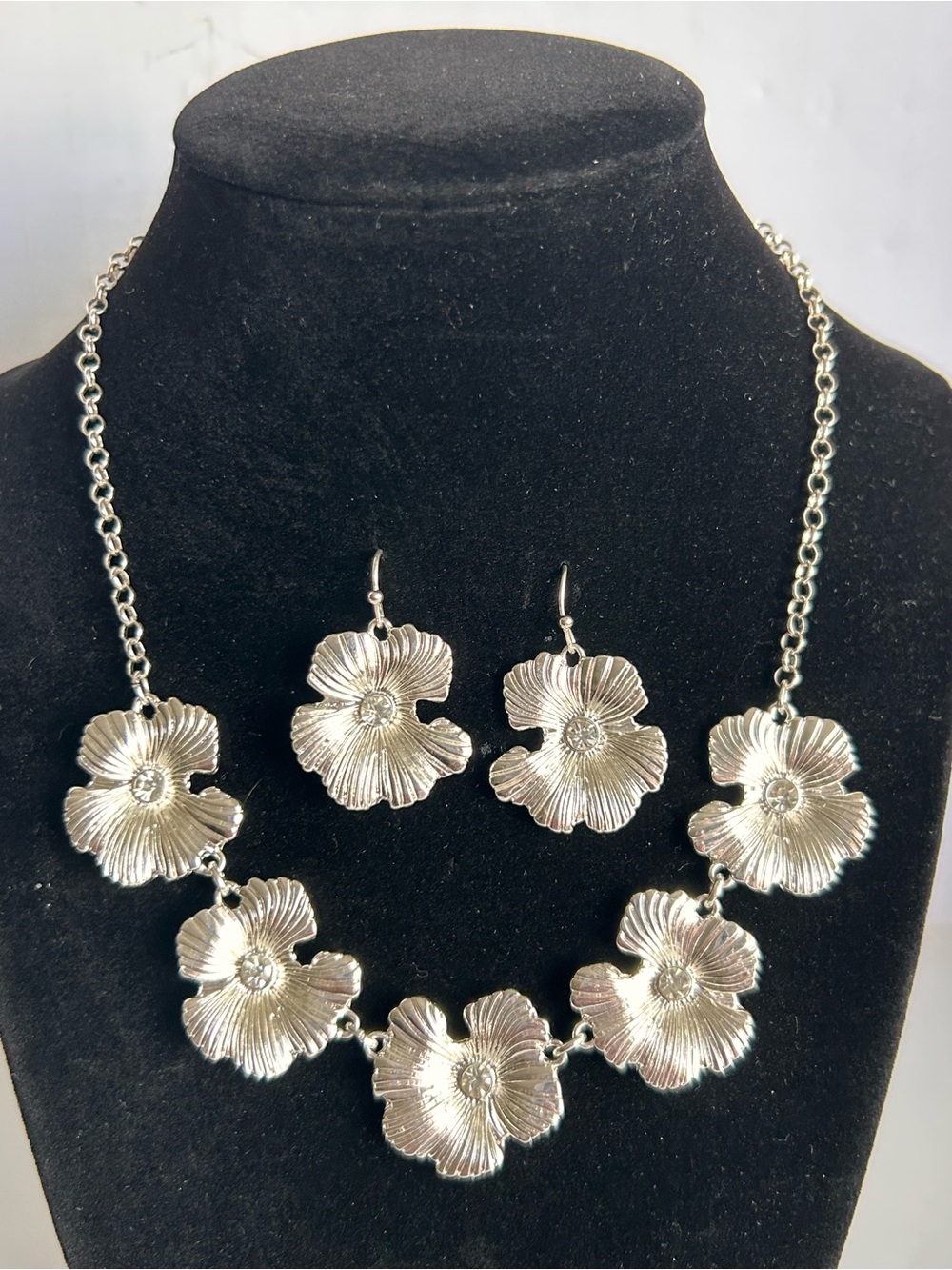 Silver Floral Statement Necklace and Earrings Set )4)